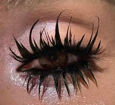 Sag Rising Makeup, Glitter Makeup Aesthetic, Eyeball Makeup, Interesting Makeup Looks, Editorial Eye Makeup, Cool Eyeliner, Alien Eyes, Creepy Makeup, Drag Make-up