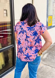 Our Floral Utility Top is perfect for busy days on the go. Crafted with an easy fit and a fun floral print, this top will keep you looking stylish without sacrificing comfort. True to size Relaxed fit, size down if between sizes Piper is 5'6 wearing medium Button Front Short sleeves Chest Pockets Little longer length in the back Not lined Fabric: 100% Cotton Fabric has no stretch Bust measures apporximately: S - 40" M - 42" L - 44" Casual Floral Print Blouse For Vacation, Spring Tropical Print Relaxed Fit Blouse, Spring Tropical Print Relaxed Fit Tops, Spring Tropical Print Tops With Relaxed Fit, Trendy Relaxed Fit Floral Print Blouse, Casual Cotton Blouse With Tropical Print, Trendy Relaxed Fit Blouse With Floral Print, Trendy Floral Print Blouse Relaxed Fit, Relaxed Fit Tropical Print Tops For Day Out