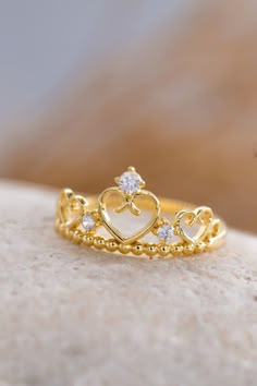 ★14K Solid Gold Heart Crown Ring, 925 Sterling Silver Heart Crown Ring, Princess Crown Ring, Queen Ring, Mother's Gift, Valentine's Day Gift★ Modern style interlocking ring set! Great bold accent unique and durable for everyday statements. This ring is awesome get it in any size to fit finger, toe, or knuckle! Pictured is bright polished and textured 14k yellow goldfill. All metals are hand polished. This looks really neat when stacked. This listing is for 1 ring (2 interlocking bands). So refle Rings Crown, Elegant Crown Design Promise Ring, Elegant Rings With Crown Design, Gold Ring Crown, Crown Ring Princess, Cute Promise Rings, Queen Rings, Heart Crown, Princess Jewelry