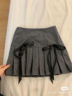 Elegant Mini Tennis Skirt For Fall, Elegant Fall Tennis Skirt With Pleats, Elegant Pleated A-line Tennis Skirt, Elegant A-line Tennis Skirt, Elegant Pleated Winter Skort, Elegant Pleated Skort For Winter, Elegant Fitted Mini Skirt With Bow, Elegant Mini Skort For Winter, Elegant Mini Length Skort For Winter