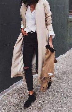 classic minimal street style. camel, black and white. Walking Down The Street, Monochromatic Outfit, Minimalist Capsule Wardrobe, Looks Street Style, Tomboy Fashion, Casual Winter Outfits, 가을 패션, Looks Style