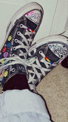 Customize Converse Shoes, Old Converse Aesthetic Grunge, Grunge Shoes Drawing, Diy Custom Shoes Ideas, How To Customize Converse, Shoe Ideas Drawing, All Star Desenho, Customized Converse Ideas, Punk Shoes Diy