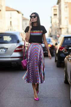 Italian Street Style, Wasp Waist, Rok Outfit, Skirt Diy, Giovanna Battaglia, Walking Down The Street, Model Street Style, Studio 54, Milan Fashion Weeks