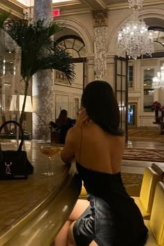 Drinks in the hotel lobby Money Dress, Glam Aesthetic, Pose Fotografi, Future Lifestyle, Dream Lifestyle