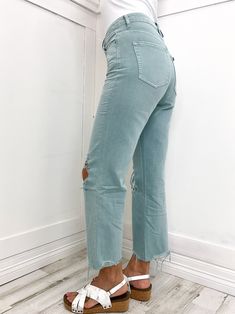 Get the ultimate '90s vintage vibe with these Vervet Super Fly cropped jeans! Made from non-stretch denim, they feature a high waist, relaxed legs, and a flare jean style for a retro look. The distressed details are a throwback to the grunge era, and the cropped length adds a modern twist. With a wide leg and an authentic rigid jeans texture, these vintage jeans are sure to turn heads. 100% cotton Flare Cropped Jeans With Five Pockets In Denim Blue, Flare Cropped Jeans With Five Pockets, Distressed High Rise Cropped Jeans In Washed Blue, High Rise Washed Blue Distressed Cropped Jeans, High Rise Distressed Washed Blue Cropped Jeans, Ripped Light Wash Cropped Jeans For Fall, Trendy Medium Wash Cropped Jeans For Fall, Trendy Cropped Jeans In Medium Wash For Fall, Light Wash Cropped Jeans With Frayed Hem For Fall