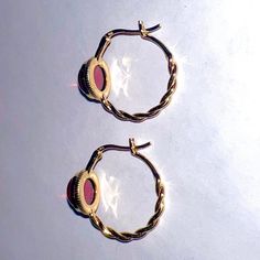 Ces boucles d'oreilles ornées comportent une belle boucle torsadée et une pierre cabochon ronde maintenue dans un cadre de lunette sculpté magnifiquement délicat. Ils sont basés sur un exemple romain datant du IIIe siècle après JC. Ces boucles d'oreilles sont disponibles avec les pierres suivantes utilisées par les Romains :grenat rouge, calcédoine aqua ou perle d'eau douce. Veuillez indiquer votre choix de pierre dans la section Instructions spéciales de cette page.
"Cassia"est la forme patrony Ruby Cabochon Round Jewelry, Yellow Gold Cabochon Drop Earrings, Yellow Gold Cabochon Jewelry, Luxury Teardrop Cabochon Jewelry, Yellow Gold Round Cabochon Jewelry, Luxury Round Cabochon Jewelry, Elegant Ruby Hoop Earrings For Anniversary, Luxury Ruby Round Stone Jewelry, Elegant Hallmarked Hoop Jewelry