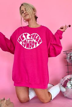 Rose Hey There Cowboy Graphic Oversize Sweatshirt Pink Oversize Sweatshirt For Streetwear, Pink Relaxed Fit T-shirt For Fall, Pink Relaxed Fit Sweatshirt For Fall, Trendy Pink Sweatshirt For Fall, Oversized Pink Top With Crew Neck, Trendy Pink Fall Sweatshirt, Pink Sweatshirt With Screen Print For Streetwear, Pink T-shirt For Fall Loungewear, Pink Oversized Long Sleeve T-shirt