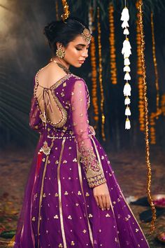 Pishwas Pakistani, Mehendi Bridal, Pakistani Mehndi Dress, Pakistani Mehndi, Mehndi Dresses, Raw Silk Lehenga, Mehendi Outfits, Green Lehenga, Fancy Dresses Long