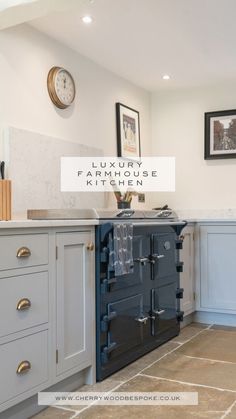 A light grey kitchen with stone tiled floor and Everhot range oven in dark blue. Kitchen With Everhot Range, Blue Aga Kitchen, Everhot Kitchen, Modern Luxury Farmhouse, Everhot Range, Curved Room, Kitchen Aga, Kitchen Snug, Luxury Farmhouse Kitchen