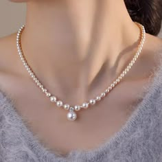 Elevate your style with our exquisite pearl necklace in sterling silver, a stunning masterpiece that exudes timeless sophistication. Crafted to perfection, this necklace is the ultimate accessory for those who appreciate the finer things in life.Material: 925 SilverPlating Color: SilverLength: 410+90 mm قلادات متدلية, Pearl Jewelry Set, Neck Pieces Jewelry, Fancy Jewelry Necklace, Pretty Jewelry Necklaces, Pearl Jewelry Design, Pearl Necklace Designs, Freshwater Pearl Jewelry, Pearl Jewelry Sets