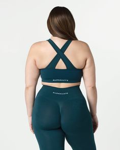 HIGHLIGHTS. Removable cups. Scrunch detailing in the center. Medium to high impact. Moisture-wicking, breathable fabric. V-shaped neckline and crossing back straps. Unbelievably soft texture. Proprietary seamless blend of fine Italian yarn. Alphalete core wordmark knitted in white. Reinforced binding arm and neckline finishing FIT SUGGESTION. This item has a compression fit.. If you are between sizes, we recommend sizing up.. Model is 5’11”/180.3cm, wearing a size L with a 42.5”/108cm bust.. MAT Seamless Medium Support Sports Bra With Cross Back, Fitted Top With Seamless Construction And Cross Back, Seamless Cross Back Gym Activewear, Seamless Cross Back Activewear For Gym, Seamless Cross Back Activewear For Yoga, Functional Seamless Activewear With Cross Back, Medium Support Seamless Cross Back Sports Bra, Medium Support Seamless Sports Bra With Cross Back, High Stretch Seamless Cross Back Sports Bra