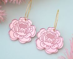 These light-weight peony earrings are the perfect statement earrings to add an extra pop to your outfit! Acrylic is very lightweight so you can enjoy large, statement earrings comfortably all day. ♡ Made with light pink mirror acrylic. Please note the back of mirror acrylic is grey to allow for engraving ♡ Size: Approximately 2.25 inches in length measured from top of earring hoop ♡ Earring hoop is made from 18k gold plated brass ♡ Care Instructions: ♡ - To clean: Wipe with a microfiber cloth to Acrylic Flower Earrings, Clear Acrylic Earrings, Peony Earrings, Glowforge Earrings, Laser Cut Wood Crafts, Large Statement Earrings, Earring Hoop, Laser Engraved Ideas, Retro Earrings