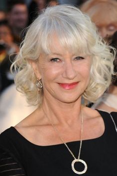 From bobs to pixies and ponies, we're in love with these 60 Popular Haircuts and Hairstyles for Women over 60. Helen Mirren Hair, Fox Actress, Cortes De Cabello, Women Wigs, Short Haircut Styles, Haute Hair, Chin Length, Wavy Bob, Hairstyles For Women Over 50