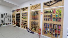 Ideia para Painéis em Compensado OSB em loja de bicicletas, design clean, barato e mais bonito que painel canaletado, Closet Bike Parts Cycle Store Design, Bicycle Workshop, Bike Shop Ideas, Bike Logos Design, Team Space, Bike Shops, Motorcycle Store, Cycle Store