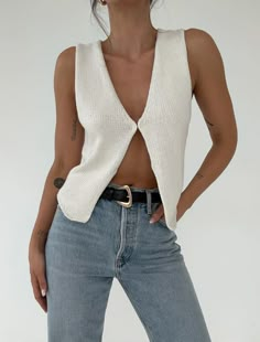 Sleek with a sprinkling of sexy, this pared back sleeveless vest silhouette delivers ultimate versatility – a year-round wardrobe favorite. Plaid Outfits, Elegante Casual, Top Streetwear, Sweater Tank Top, Solid Clothes, Knitting Women, Sleeveless Vest, Top Fabric, Summer Fits