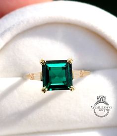 Anello di fidanzamento vintage con smeraldo taglio principessa, anello a grappolo in oro giallo, anello con zaffiro bianco taglio baguette, anniversario, promessa di anello nuziale

 È il regalo perfetto per l'anniversario, il regalo di nozze, il regalo per la festa della mamma, il regalo di compleanno, il regalo di festa o semplicemente per dire il regalo Ti amo!!

 ~Dettagli anello~

 Metallo: oro giallo 14k

 Taglia-6.5 (può essere ridimensionato: argento per $ 35, oro per $ 50 per ridimensionare, chiedere il prezzo per aumentare le dimensioni. **Si prega di richiedere un elenco personalizzato prima dell'acquisto. Il ridimensionamento può richiedere circa una settimana)

 ~Gemma centrale~

 Tipo Smeraldo (coltivato in laboratorio, stesse proprietà del naturale)

 Peso: 3,5-4 ct (circa) Yellow Gold Sapphire Ring For Wedding, Radiant Cut, Yellow Gold Radiant Cut Sapphire Wedding Ring, Wedding Yellow Gold Sapphire Ring Radiant Cut, Radiant Cut Yellow Gold Sapphire Wedding Ring, Wedding Emerald Ring With Accent Stones And Radiant Cut, 14k Gold Sapphire Ring With Radiant Cut For Wedding, Anniversary Radiant Cut Emerald Ring, Radiant Cut Emerald Anniversary Ring, Emerald Promise Ring With Vvs Clarity Princess Cut