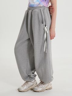 This is a trendy and casual sweatpants by WAIKEi that is made out of high quality and sturdy material. With distinctive mood of the design and clean yet unique look, you can style it for your trendy daily outfit.- Double banding on the waist- Wide silhouette with side tuck- Side ribbon detail Gray Sweats With Elastic Waistband For Streetwear, Gray Cotton Sweats With Side Pockets, Gray Sweatpants With Pockets For Loungewear, Gray Cotton Joggers With Ribbed Waistband, Trendy Gray Sweatpants With Drawstring, Trendy Gray Drawstring Sweatpants, Gray Casual Sweats For Leisure, Trendy Gray Joggers With Elastic Waistband, Trendy Solid Cotton Sweatpants