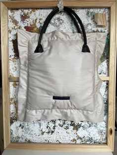 Handtasche aus weichem off-white Kunstleder mit schwarzen Henkel. Die Tasche ist handgenäht und gesteppt.  Maße: 40x40cm. Cream Rectangular Hobo Bag With Handles, Cream Rectangular Hobo Bag, White Quilted Tote Shoulder Bag, Cream Square Shoulder Bag For Travel, Quilted Top Handle Shoulder Bag For Shopping, Cream Quilted Travel Bag, Everyday Beige Quilted Bags, Chic Cream Quilted Shoulder Bag, Quilted Beige Shoulder Bag For Travel