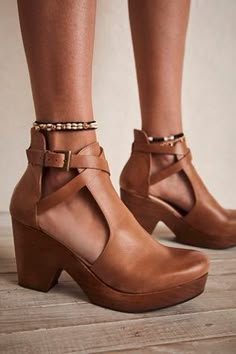 Style Clogs, Clogs Heels, Leather Clog, Platform Clogs, Cooler Look, Free People Shoes, Leather Clogs, Heeled Ankle Boots, Shoe Style