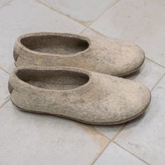 Our felted wool clog slippers feature a classic design with a higher front than standard slippers, crafted from natural, undyed beige wool for a purely organic touch. The surface is decorated with a blend of silk, gray alpaca, and beige wool, creating a soft and elegant texture. The interior, made entirely of wool, ensures that your feet only come into contact with natural fibers, offering a unique wearing experience. Felted wool, unlike woolen knits, avoids the uncomfortable itchiness often associated with woolen knits, enhancing comfort. These slippers boast wool's superior properties, including temperature regulation, moisture absorption and evaporation, and a gentle massaging effect, improving foot health and comfort. Wool's breathability and antibacterial qualities also add to its wea Boots With Leg Warmers, Wool Clogs, Elegant Texture, Clog Slippers, Wool Slippers, Women's Clogs, Foot Health, Lace Slip, Animal Faces