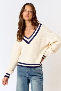 Ring in cooler weather with The Varsity Sweater Top. Paired with jeans, or draped over the shoulders, this sweater is the perfect transitional piece for the fall. Varsity Sweater Outfit, Varsity Sweater, Sweater Outfit, Style Steal, Weekend Style, Wardrobe Basics, Sweater Design, Cotton Sweater, Cropped Sweater