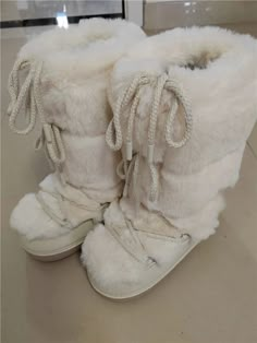 Kawaii Aesthetic Coquette Womens White Winter Boots Snow Boots with Fur Just In! Our Coquette Snow Boots are now available in Black as well ♡ Step into winter with a blend of charm and warmth in the Kawaii Aesthetic Coquette Women's White Winter Boots. Made for coquette girlies who want to make a statement even in the chilly months, these snow boots with fur redefine winter footwear. The off-white hue adds a touch of coziness to the winter landscape, ensuring you stand out with every step.Whethe Moon Boots Fuzzy, Coquette Snow Boots, Fluffy White Boots, Snow Boots Cute, Winter Boots Cute, Cute Boots For Winter, Fur Boots Aesthetic, Womens White Winter Boots, Snow Boots Aesthetic