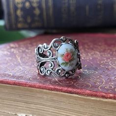 Vintage Rose Cameo Ring | Etsy Victorian Filigree, Vintage Style Rings, Cameo Ring, Vintage Cameo, Cabochon Ring, Oc Ideas, Jewelry Lookbook, Filigree Ring, Vintage Rose