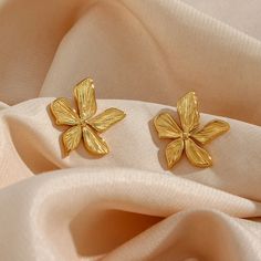 Embrace The Beauty Of Nature With Our Elegant Flower Stud Earrings, Finely Crafted In 18k Gold Plating. These Charming Earrings Feature A Delicate Floral Design That Adds A Fresh And Feminine Touch To Any Ensemble. Key Features: Material: High-Quality 18k Gold Plated For A Radiant Finish That Captures The Light Beautifully. Durability: Constructed With Hypoallergenic And Tarnish-Free Materials, Ensuring They Remain As Pristine As The Day You First Wore Them. Versatility: Perfect For Daily Wear O Flower Gold Earrings, Lily Flower Design, Small Earrings Gold, Light Weight Jewelry, Mini Earrings, Gold Rings Fashion, Flower Stud Earrings, Gold Earrings Designs, Flower Stud