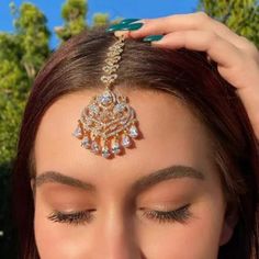 Gold & Crystal Hanging Head Chain With Pendant Forehead Bindi Tikka Stock Pic With Model Is A Similar Style Not Exact Please Refer To Pics Of Actual Product Brand New In Packaging Perfect Forehead, Chain Hair Accessories, Chain Headdress, Forehead Chain, Prom Hair Jewelry, Elegant Bridal Hair, Indian Wedding Decoration, Tikka Jewelry, Accessories Bride