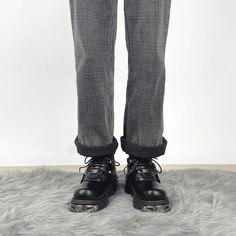 Diese Stiefel im Grunge-Stil sind aus Kunstleder gefertigt und haben eine robuste Gummisohle, ergänzt durch silberne Accessoire-Details auf der Plateausohle. Sie sind eine stilvolle Wahl für alle, die ihrer Streetwear einen coolen und lässigen Touch verleihen möchten. Grunge-Ästhetik Kunstleder Gummi-Außensohle Silbern Y2k Shorts Outfit, 90s Fashion Aesthetic, Lace Up Platform Boots, Aesthetic Boots, 90s Platform Shoes, Aesthetic Outfits Y2k, Hip Hop Fashion 90s, Dark Punk, Cute Mini Dress