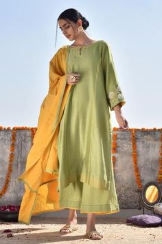 Shop for Kanika Sharma Green Chanderi Kurta Set for Women Online at Aza Fashions Kurti Models, Simple Suits, Yellow Dupatta, Buy Wedding Dress Online, Kurta Sets For Women, Kurta Patterns, Tunics Online, Punjabi Salwar, Kurta Set For Women