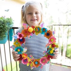 Egg Carton Flower Wreath, Craft Ideas For Seniors, Fun Diy Kids Crafts, Egg Carton Flowers, Ideas For Seniors, Amazing Craft Ideas, Egg Carton Crafts, Crafts For Seniors, Egg Carton