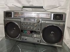 an old fashioned radio with two speakers on it