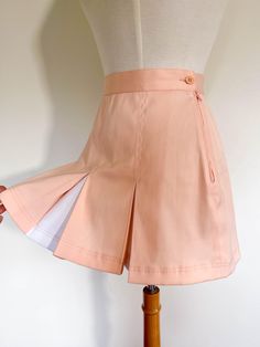 80s vintage ELLESSE kick pleat tennis skirt / peach and white / side zip / skirt no shorts / made in Italy ⚡️labeled size US 6 (modeled on size small, 5'5") ⚡️lying flat: waist 13" hips 17.5" length 14" ⚡️no flaws of note ------------------------------------------------------------------------------------------- Please message questions prior to purchase. Once shipped, sales are final, no return/exchange. But please contact me if you have any problems with your order. Please see FAQs for more information on shop policies. Thanks! Retro Mini Length Tennis Skirt, Retro Mini Pleated Skirt For Spring, Spring Retro Mini Pleated Skirt, Retro Cotton Tennis Skirt For Summer, Retro Spring Tennis Skirt, Retro Tennis Skirt For Summer, Retro Summer Tennis Skirt, Retro Pleated Skort, Retro Summer Tennis Skirt With Lining