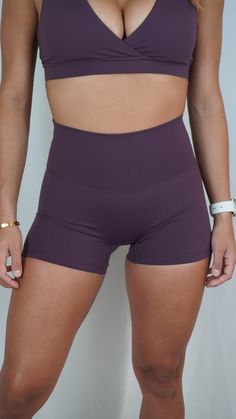 Nuestro objetivo es brindarte los mejores pantalones cortos para tu entrenamiento, sin importar lo que ese entrenamiento pueda implicar. Ya sea que estés haciendo yoga o corriendo una maratón, tenemos un par de pantalones cortos que harán que el tiempo que pases con ellos sea lo más cómodo y placentero posible. La tela es transpirable y de secado rápido, por lo que puedes lavarla y volver a ponértela sin preocuparte por el olor o la incomodidad. También tiene suficiente elasticidad para acomoda Punch Pink, Squat Proof, The Bank, Matcha, Breathable Fabric, Love It, Sports Bra, Yoga, Fabric