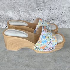 Splendid Bree Printed Floral Sandals New In Box Size 6.5 Platform Sandals 2.5" Inch Heel White Platform Clogs For The Beach, White Open Heel Wedge Sandals With Padded Heel, White Slip-on Heels With Wooden Heel, Spring Beach Wedge Sandals With Padded Heel, Summer Slip-on Clogs With Padded Heel, Multicolor Open Toe Clogs For Summer, White Clogs For Spring Vacation, White Clogs For Vacation During Spring, White Platform Clogs For Summer