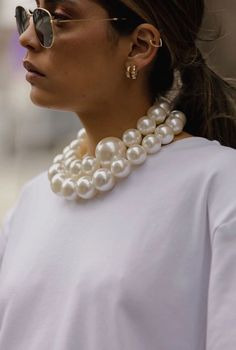 Styling Pearls Outfit, Dress With Pearl Necklace, Pearl Necklace Aesthetic, Unique Wedding Jewelry, Richie Rich, Necklace Outfit, Big Necklace, The Necklace, No Doubt