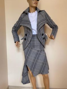 This is a very stylish and elegant wool plaid suit blazer.  Leght  of the jacket is58 cm - at back. made of very soft and high quality woolen fabric. The jacket is fully lined. The skirt is unlined. SIZE CHARTSIZE S  - US  6, UK 8, EU 36bust:  bust around 34.5”/90cmWaist:  waist around 27.5”/70cmHips: hips around 34.5”/90cmSIZE M  -  US 8, UK 10, EU 38bust: bust around 37.5”/95cmWaist:  waist around 29.5”/75cmHips:  hips around 37.5”/95cmSIZE L - US 10, UK 12, EU 40bust:  bust around 39.5"/100cm Tailored Plaid Tweed Jacket With Lapel Collar, Business Tweed Plaid Blazer, Plaid Tweed Business Blazer, Business Plaid Tweed Blazer, Fitted Double-breasted Houndstooth Blazer, Plaid Tweed Blazer For Business Casual, Plaid Wool Blazer With Suit Collar, Plaid Single-breasted Long Sleeve Suit, Double-breasted Skirt Suit For Office In Fall