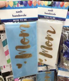 some kind of sign that says mom to be in gold and silver foil on it