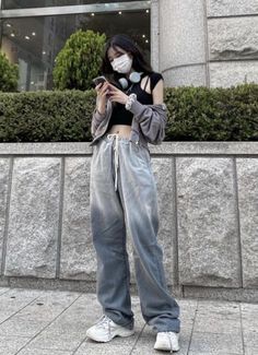 Outfits With Headphones, Outfit With Headphones, Ulzzang Tomboy, Korean Tomboy Outfits, Headphones Outfit, Headphone Outfit, Skirt Puffy, Fashion Outfits Korean, Headphone Fashion