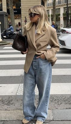 Zagreb Street Style, Casual Elegant Outfits Winter, Jean Outfit Women, Street Style Milan, Chicago Outfit, Dad Sneakers, Be Real, New Fashion Trends, Day Outfit