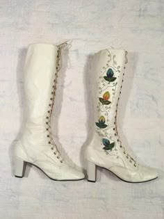 "1960s / early 70s GoGo boots white leather lace up embroidered floral detail w/tiny metal studs around the embroidery the flowers are embroidered patches and edges curl up a bit rubber heel and sole caps good vintage condition, light wear light scuffs, stains, age wear instep of right boot has a slight gap between sole and leather when worn the foot should secure this area w/it's weight could be taken to shop to secure *priced w/the possibility of that cost in mind label size 9 M, fit me true t Authentic 70s Fashion, White Gogo Boots, 70s Boots, 60s Women, Vintage Converse, Wedding Boots, Embroidered Boots, Boots White, Gogo Boots