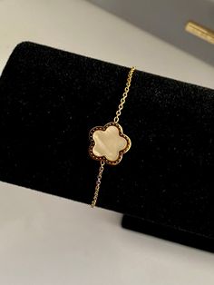 White clover gold plated bracelet Stainless steel White Clover, Bracelet Party, Everyday Jewellery, Flower Plates, Gold Plated Bracelets, Pendant Bracelet, Flower Pendant, Everyday Jewelry, Chain Link Bracelet