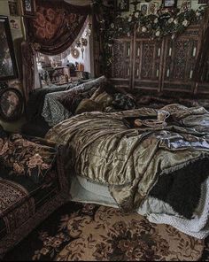 Whimsigothic Home, Bedroom Ideas For Small Rooms, Fantasy Bedroom, Luxurious Bedding, Decor Ideas Bedroom, Dark Home Decor, Dark Home, Dreamy Room, Bedroom Wall Decor