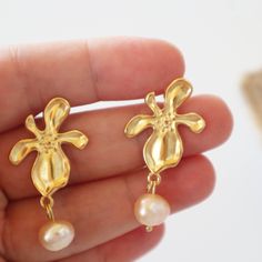 Orchid Baroque Pearl Earrings,Pearl Drop Earrings ,Vintage Style Earrings ,Pearl Jewelry, Anniversary Gift, mothers day gift #GoldEarrings #DangleEarrings #VintageJewelry #PearlJewelry #PearlDropEarrings #PearlEarrings #MinimalistEarrings #GiftForHer #titanium #BaroquePearl Pearl Earrings With Flower Charm As Gift, Delicate Pearl Drop Earrings With Flower Shape, Flower Shaped Pearl Earrings For Gift, Vintage Pearl Earrings As Gift, Pearl Earrings With Pearl Pendant As Gift, Gift Pearl Earrings With Pearl Pendant, Pearl White Drop Flower Earrings For Gifts, Delicate Flower Pearl Earrings For Gift, Feminine Flower Pearl Earrings For Gift