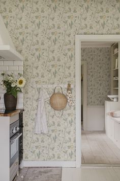 #wallpaper #farmhousedecor #floralwallpaper #artsandcrafts #interiordecor #kitcheninspiration #diningroomdesign #homedecor #botanicalart Floral Kitchen Wallpaper, Cottage Kitchen Wallpaper, Soft Floral Wallpaper, Warm Floral Wallpaper, Wallpaper In Kitchen Ideas, Pantry Wallpaper Ideas, Beige Floral Wallpaper