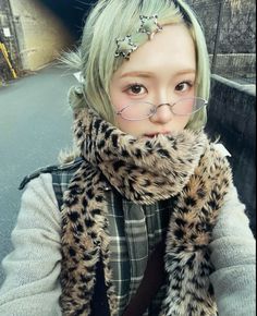 Selfie Pose Ideas, Instagram Ulzzang, Ulzzang Aesthetic, 2000s Japanese Fashion, Selfie Pose, Makeup Outfit, Earrings Summer, Cool Fits