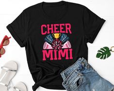 Cheer Mimi Shirt, Cheerleader Shirt, Cheerleader Geschenk, Cheerleader Bling Shirt, Glitzer Cheer Cheer Shirt, Cheerleader Squad Shirt, Cheerleader Coach Bestellvorgang für unsere geschätzten Kunden ~ Bitte befolgen Sie alle Schritte, um eine Bestellung zu aufgeben. ~ Bitte wählen Sie den Kapuzentyp und die Größe aus. ~ Bitte wählen Sie die Farbe des Hoodies aus den Dropdown-Optionen. ~ Wenn Sie mehr als 1 kaufen möchten, fügen Sie ihren aktuellen Artikel in Ihren Warenkorb und dann können Sie z Cheerleading Shirts, Cheer Shirt, Bling Shirt, Cheerleading Gifts, Bling Shirts, Pom Pom Girl, Cheer Shirts, Squad Shirt, Bling Bling