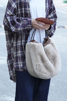 #Sherpa #bohobag #camel #lambwool Sherpa Bag, Handbags Diy, Cool Bags, Bags To Make, Bags Online Shopping, Diy Handbag, Pocket Pattern, Bag Light, Boho Bag