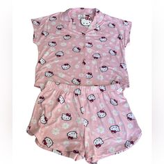 Cute Outfits Y2k, Pink Cute Stuff, Hello Kitty Sleeping, Hello Kitty Snacks, Kitty Sleeping, Hello Kitty Pajamas, Sanrio Clothes, Pink Pajama, Hello Kitty Room Decor